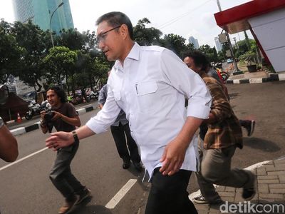 Anggota DPR dari F-PAN Terbirit-birit Tinggalkan Gedung KPK