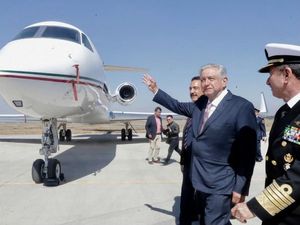 Mirip Jokowi, Presiden Meksiko Naik Pesawat Kelas Ekonomi