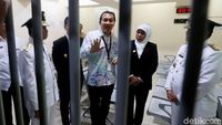 Momen Khofifah-Emil dan Syamsuar-Edy Saat Menengok Rutan KPK
