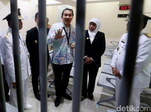 Momen Khofifah-Emil dan Syamsuar-Edy Saat Menengok Rutan KPK Momen Khofifah-Emil dan Syamsuar-Edy Saat Menengok Rutan KPK