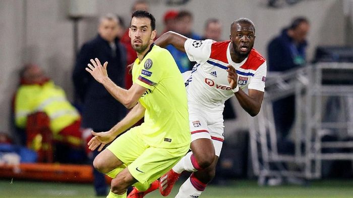 Tanguy Ndombele (kanan) kini resmi jadi pemain Tottenham Hotspur. (Foto: Emmanuel Foudrot/Reuters)