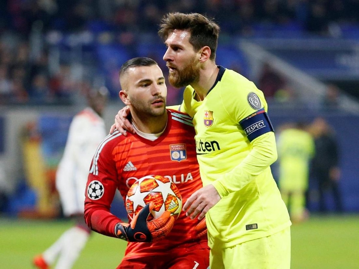 Kiper Lyon, Anthony Lopes, saat laga melawan Barcelona. (Foto: Emmanuel Foudrot/Reuters)