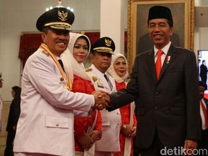 Gubernur Riau Siap Jalankan Perintah Jokowi Cegah Kebakaran Hutan Gubernur Riau Siap Jalankan Perintah Jokowi Cegah Kebakaran Hutan