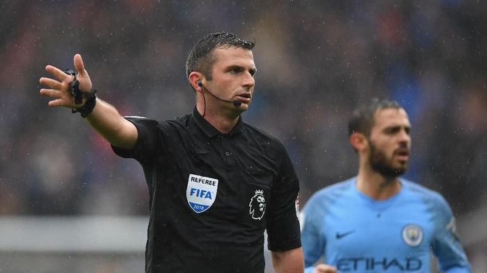 Michael Oliver jadi wasit Manchester United vs Liverpool (Stu Forster/Getty Images) Michael Oliver jadi wasit Manchester United vs Liverpool (Stu Forster/Getty Images)