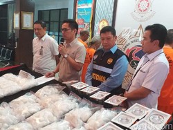 Bareskrim Bongkar Penyelundupan 30 Kg Sabu dalam Lampu dari Malaysia