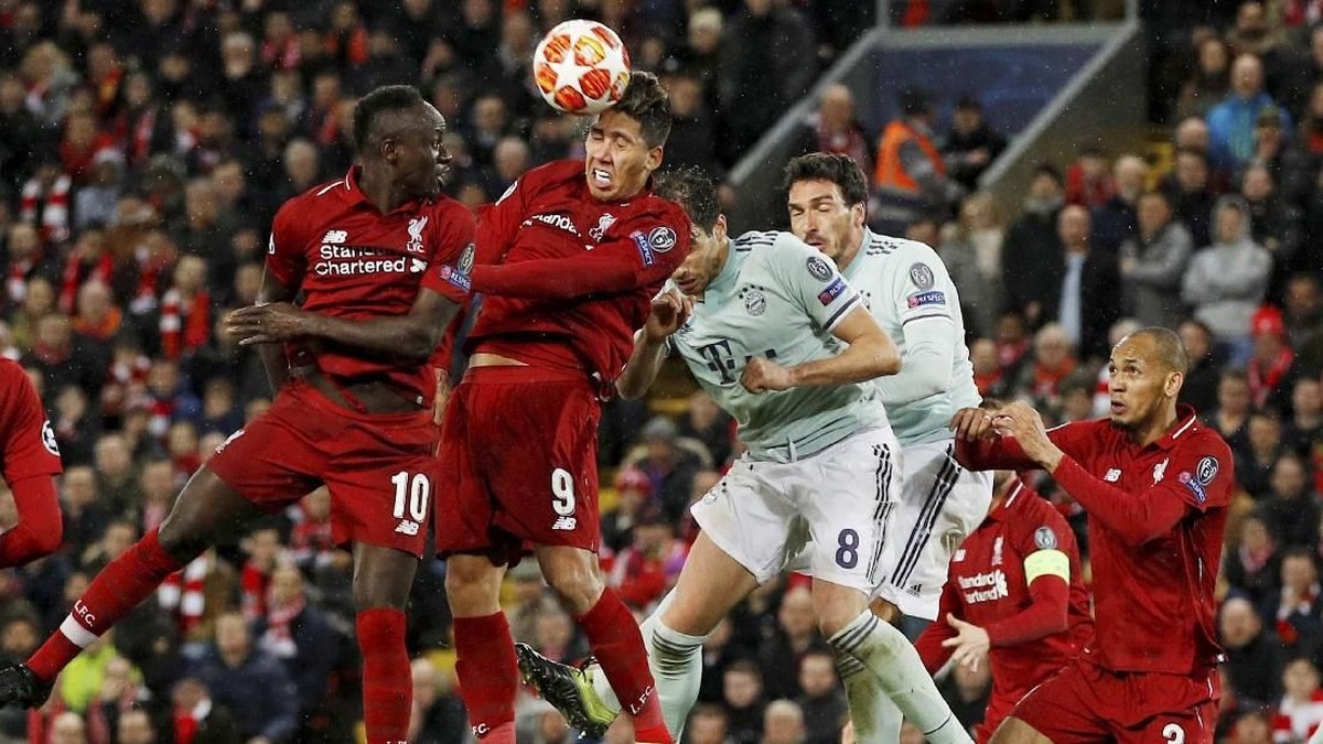 Fabinho solid mengawal lini belakang Liverpool dalam laga dengan Bayern Munich di Liga Champions (REUTERS/Phil Noble)