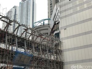 Pengunjung Sempat Dievakuasi dari Mal Taman Anggrek Usai Ledakan Pengunjung Sempat Dievakuasi dari Mal Taman Anggrek Usai Ledakan