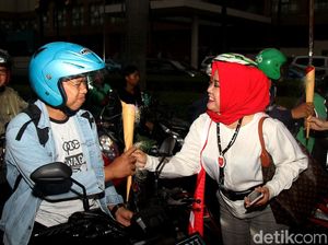 Aksi Emak-emak Pertiwi Bagikan Bunga Ajak Pemilu Damai