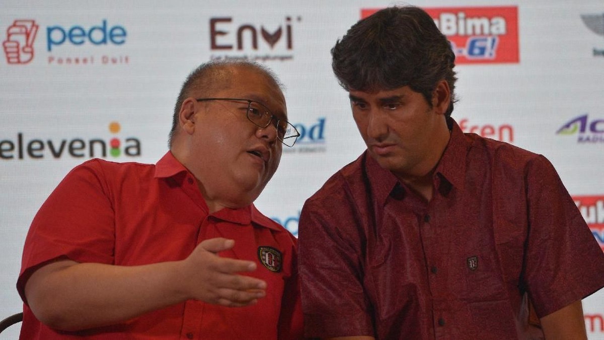 Yabes Tanuri (kiri) bersama pelatih Bali United, Stafano Cugurra Teco. (Foto: Nyoman Budhiana/Antara)