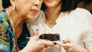 Pose Manis Veronica Tan Saat Masak dan Kulineran Bareng Anak