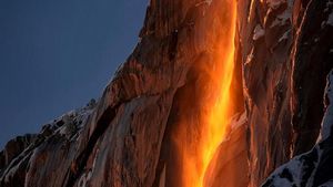 Foto Air Terjun Api yang Tidak Panas, Cantik Pula