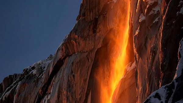 Foto Air Terjun Api yang Tidak Panas, Cantik Pula