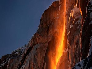 Inilah Bukti Kekuasaan Tuhan: Air Terjun Api di AS