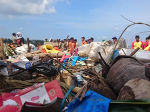 Bersih-bersih Pantai di Anyer, 1,6 Ton Sampah Terangkut Bersih-bersih Pantai di Anyer, 1,6 Ton Sampah Terangkut