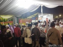 Peserta Munajat 212 yang Hendak ke Monas Diperiksa Metal Detector