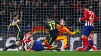 Upaya Atletico untuk mencuri gol baru terwujud di menit ke-78. Kemelut dari sepak pojok berhasil dituntaskan dengan tembakan Jose Gimenez. (Foto: Juan Medina/Reuters)