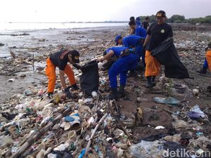 Hari Peduli Sampah, Polisi Galang Gerakan Bersih Pantai di Jabar