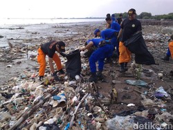 Hari Peduli Sampah, Polisi Galang Gerakan Bersih Pantai di Jabar