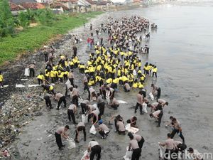 Wow... Pantai Boom Diserbu Ribuan Tim Sapu Bersih Sampah