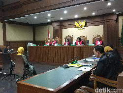Hakim Tolak Eksepsi Eks Dirut Pertamina Karen Agustiawan