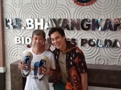 Totalitas! Baim Wong Sampai ke Banjarmasin Antar Hadiah Pemenang Giveaway