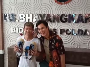 Totalitas! Baim Wong Sampai ke Banjarmasin Antar Hadiah Pemenang Giveaway Totalitas! Baim Wong Sampai ke Banjarmasin Antar Hadiah Pemenang Giveaway