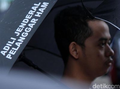 Diguyur Hujan, Aksi Kamisan ke-575 Digelar di Depan Istana