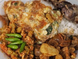 Murah dan Mantap! Telur Dadar Garing Plus Nasi Hangat di Sini