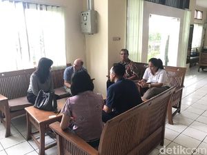 Konsulat Sudah Temui WN Inggris Penampar Staf Imigrasi Bali Konsulat Sudah Temui WN Inggris Penampar Staf Imigrasi Bali