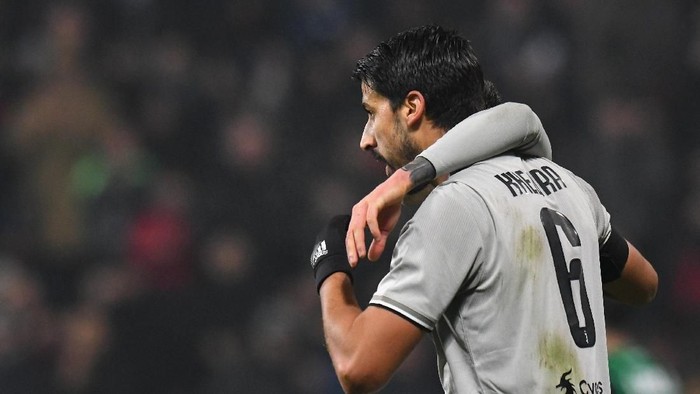 REGGIO NELLEMILIA, ITALY - FEBRUARY 10:  Sami Khedira of Juventus  celebrates after scoring the opening goal during the Serie A match between US Sassuolo and Juventus at Mapei Stadium - Citta del Tricolore on February 10, 2019 in Reggio nellEmilia, Italy.  (Photo by Alessandro Sabattini/Getty Images)