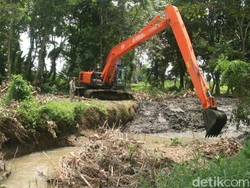 Antisipasi Banjir, Warga Banyuwangi Keruk Sungai Gonggo