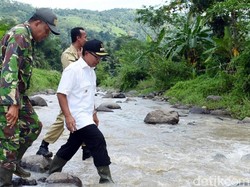 Cerita Plt Bupati Cianjur Menantang Maut Seberangi Sungai Tanpa Jembatan