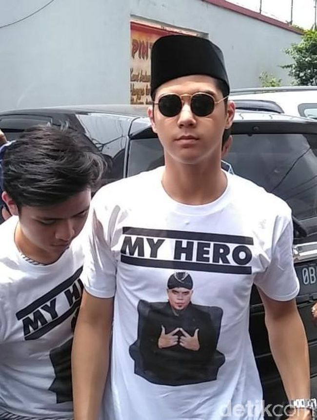 Berita Jenguk Ayah, Al Ghazali Pakai Kaus Bertuliskan 'My Hero' Selasa 16 April 2024