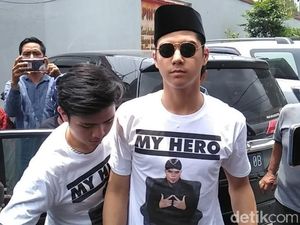 Jenguk Ayah, Al Ghazali Pakai Kaus Bertuliskan My Hero Jenguk Ayah, Al Ghazali Pakai Kaus Bertuliskan My Hero