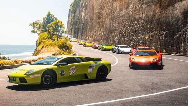 Komunitas Mobil Mewah Lamborghini Plesiran di Bali
