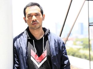 Oka Antara Dekatkan Diri dengan Anak Lewat Main Basket