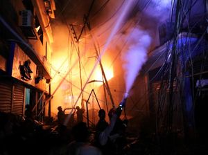 Kebakaran Hanguskan Gudang Kimia di Bangladesh, 69 Orang Tewas Kebakaran Hanguskan Gudang Kimia di Bangladesh, 69 Orang Tewas