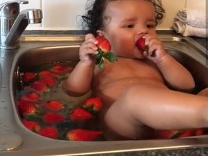 Gemasnya! Balita Ini Makan Sambil Berendam di Bak Cuci Piring Isi Stroberi