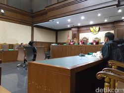 Hakim Merry Purba Menangis di Persidangan