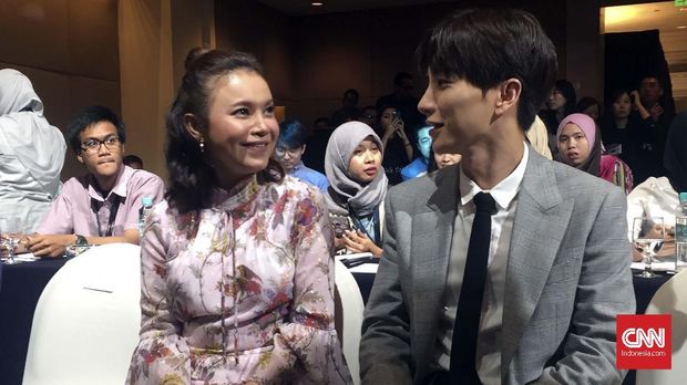 Personel Super Junior Leeteuk bakal membuat kolaborasi perdana dengan penyanyi Indonesia Rossa.