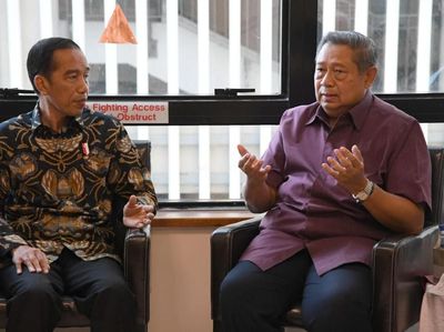Momen Jokowi Jenguk Ani Yudhoyono dan Berbincang dengan SBY