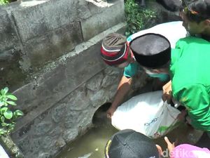 Warga Bersama GP Ansor Tutup Paksa Saluran Limbah Pabrik