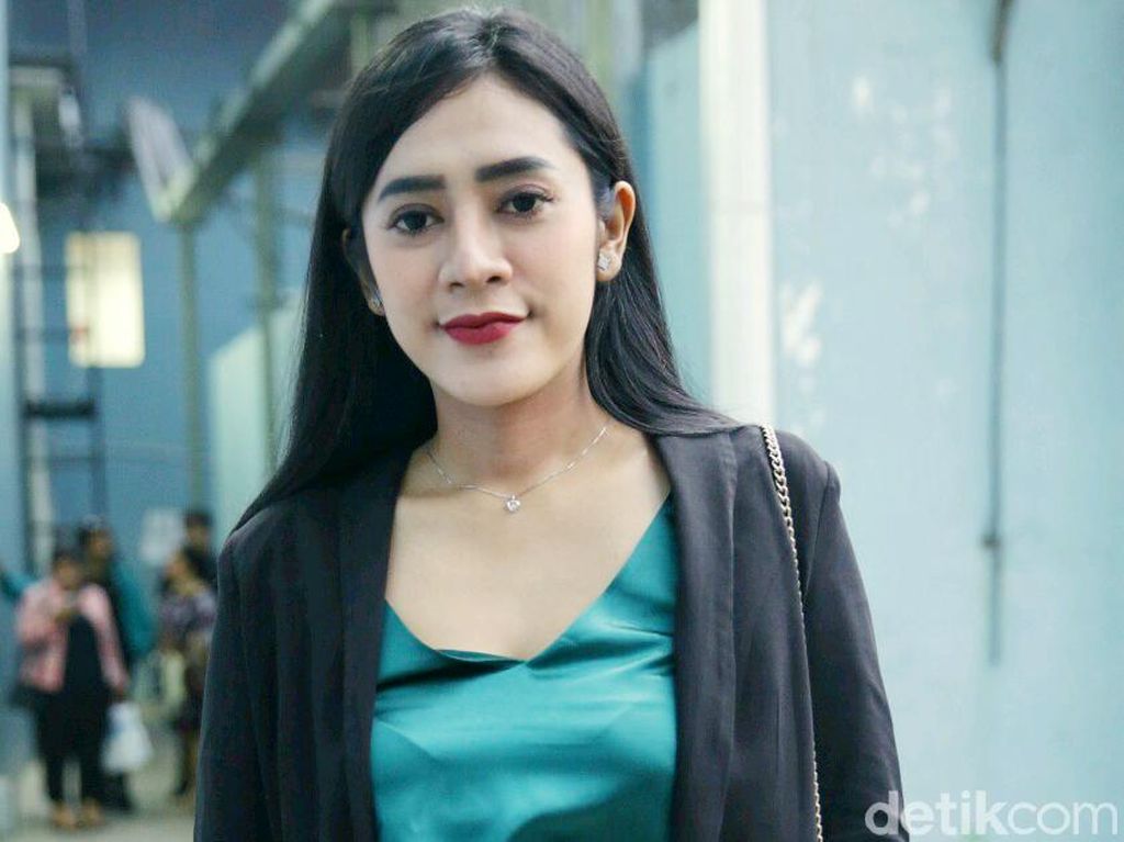 Vernita Syabilla, Teman Karaoke yang Dituding Jadi Selingkuhan Richie Vernita Syabilla, Teman Karaoke yang Dituding Jadi Selingkuhan Richie