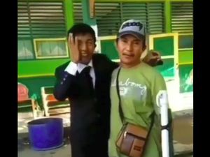 Lulus Sidang Skripsi, Pria Ini Cari Sang Ayah yang Sedang Jualan Siomay Lulus Sidang Skripsi, Pria Ini Cari Sang Ayah yang Sedang Jualan Siomay