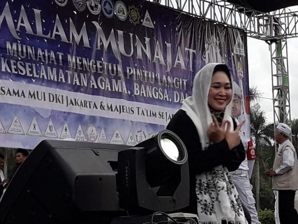 Titiek Soeharto Ikut Ramaikan Malam Munajat 212 Titiek Soeharto Ikut Ramaikan Malam Munajat 212