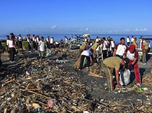 Aksi Bersih-bersih Sampah di Berbagai Daerah Indonesia Aksi Bersih-bersih Sampah di Berbagai Daerah Indonesia