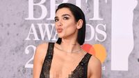 Foto: Bergaun Seksi, Dua Lipa Tebar Pesona di BRIT Awards 2019
