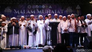 Potret Munajat Massa di Monas