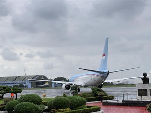 Diiring Gerimis, Jokowi-Iriana Terbang ke Singapura Jenguk Ibu Ani