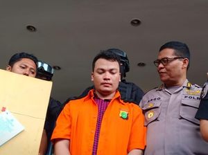 Pembunuh Sekeluarga di Bekasi Diserahkan ke Jaksa Bersama Sekardus Bukti Pembunuh Sekeluarga di Bekasi Diserahkan ke Jaksa Bersama Sekardus Bukti